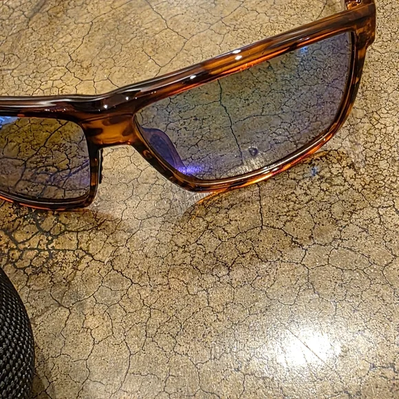 Costa Sunglasses with Case - Picture 4 of 6